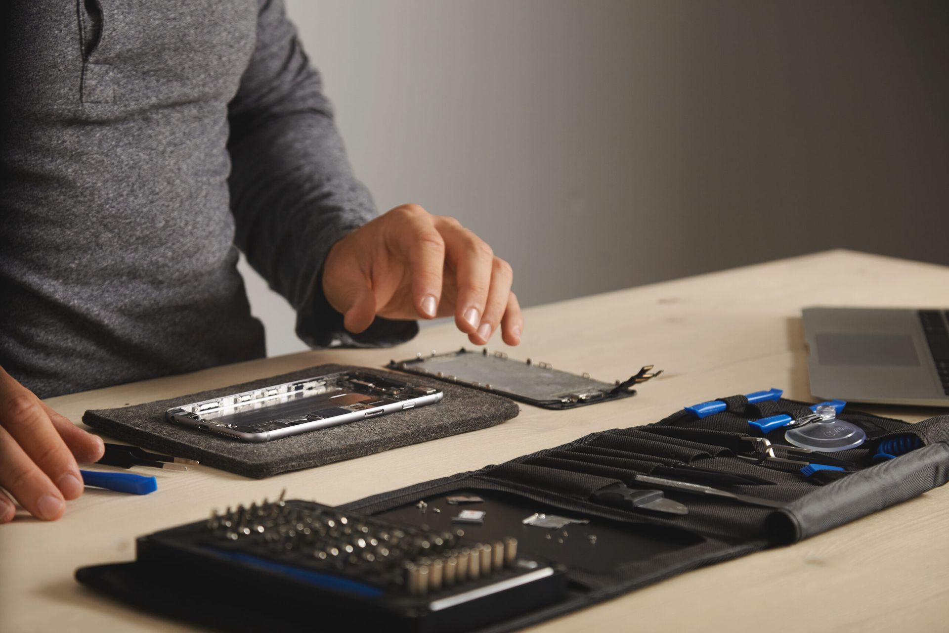 master is ready assemble phone fix it with replacing new battery screen side view 2 scaled